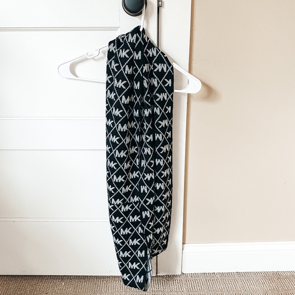 Michael Kors Scarf - Picture 3 of 7